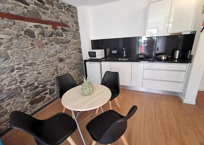 Charming In Calheta Beach - Esmeralda Calheta (Madeira)